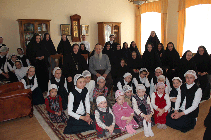 Матушка Игумения Олимпиада с сестрами, детьми и дорогим гостем Иннокентием Иннокентиевичем