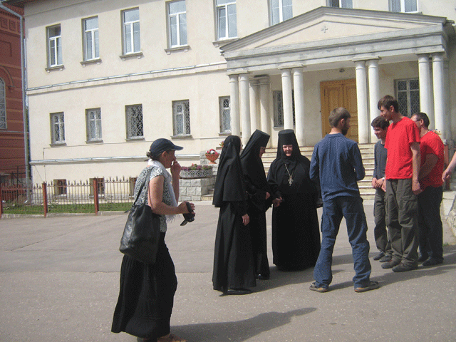 Матушка Игумения Олимпиада беседует со студентами семинарии, путешествующими по святым местам, связанным с именем преподобного Сергия