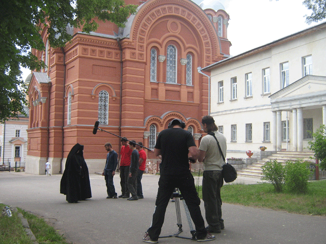 Съемочная группа на фоне Никольского собора обители