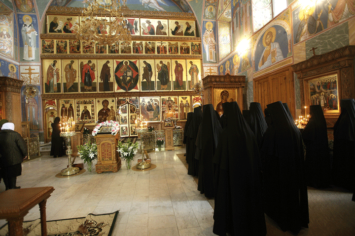 Вид на иконостас и росписи Покровского собора. 2011 год