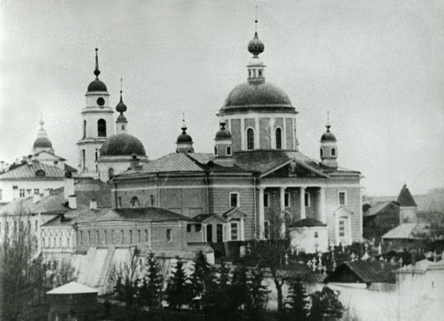Покровский собор 1816 года с монастырским кладбищем, разоренным в советское время