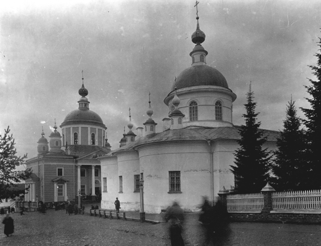 Покровский храм 1816 года на дальнем плане