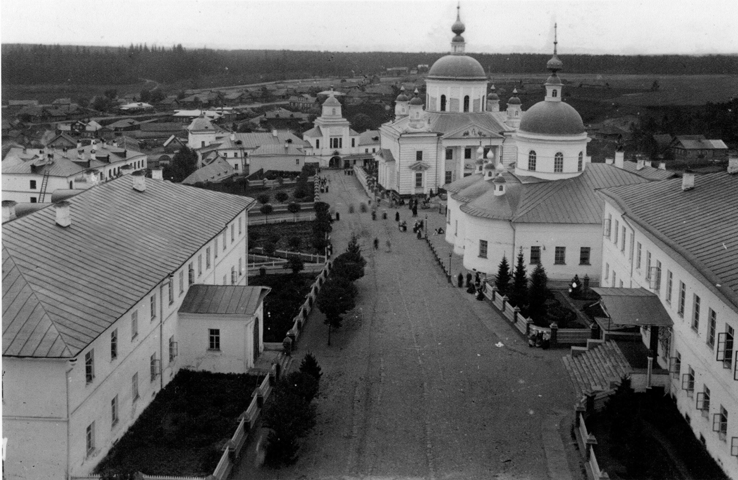 Вид с колокольни на старый Никольский собор (на первом плане) до 1899 года